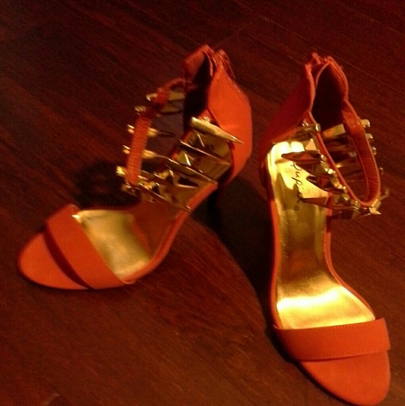 Shoes - Picture 1 of 3